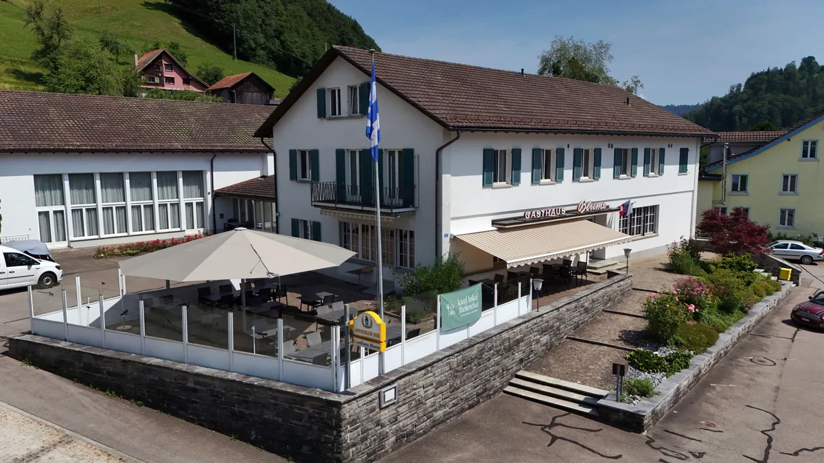 Das Gasthaus Blume gehört der Gemeinde. Sie ist den beiden Pächterinnen in den ersten Monaten entgegengekommen. Das Bistro Blume in Fischenthal bleibt, und damit hat die Gemeinde wieder einen Dorftreffpunkt.
Treffen mit Angela Gander